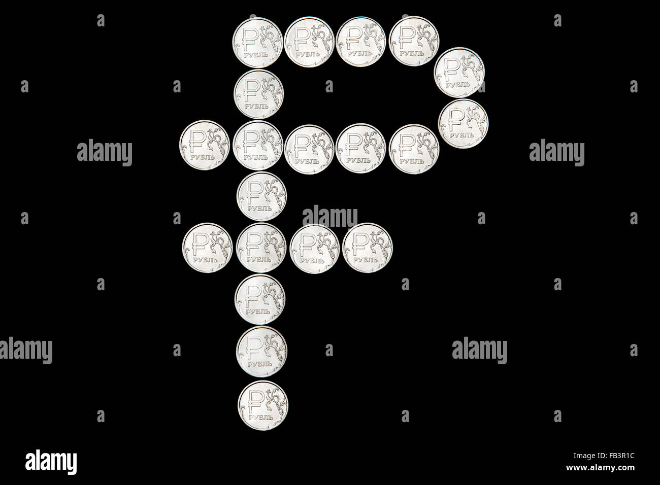 Diversi di metallo rublo russo monete su sfondo nero in forma di ruble emblema Foto Stock