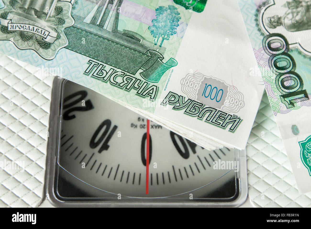 Close-up di una pila di banconote russo sul peso elettronico Foto Stock