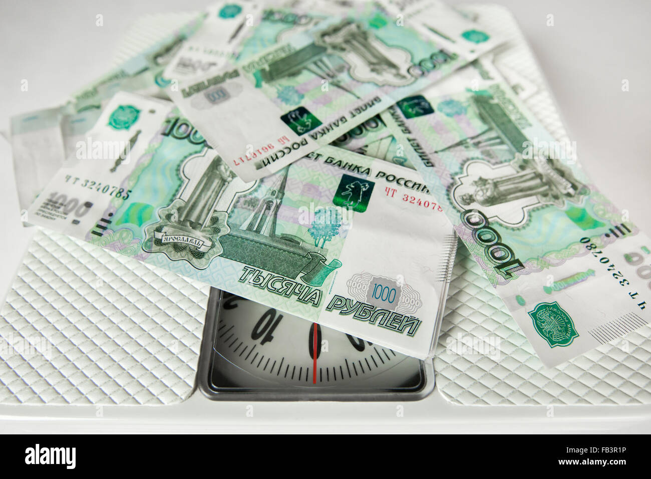 Una pila di banconote russo sul peso elettronico Foto Stock