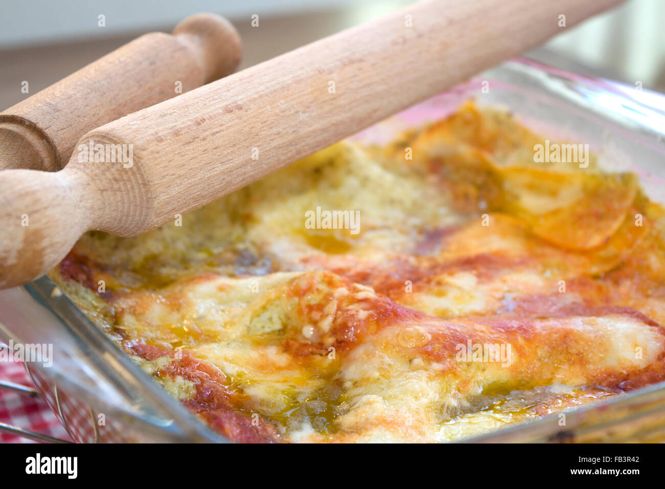 White lasagne al pesto alla genovese e salsa di pomodoro Foto Stock