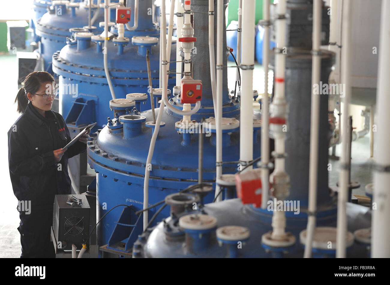 Tangshan cinese nella provincia di Hebei. 8 Gen, 2016. Un tecnico esamina la produzione di grafene su 100-ton grafene linea di produzione a Jianhua Gruppo Industriale di Tangshan, nel nord della Cina di nella provincia di Hebei, 8 gennaio, 2016. Il 100-ton grafene linea di produzione è stato il flusso per un anno. Il mercato globale per il grafene è segnalato per aver raggiunto 9 milioni di dollari entro il 2014, con la maggior parte delle vendite nel semiconduttore, elettronica, batteria energia e industrie di materiali compositi. © Zheng Yong/Xinhua/Alamy Live News Foto Stock