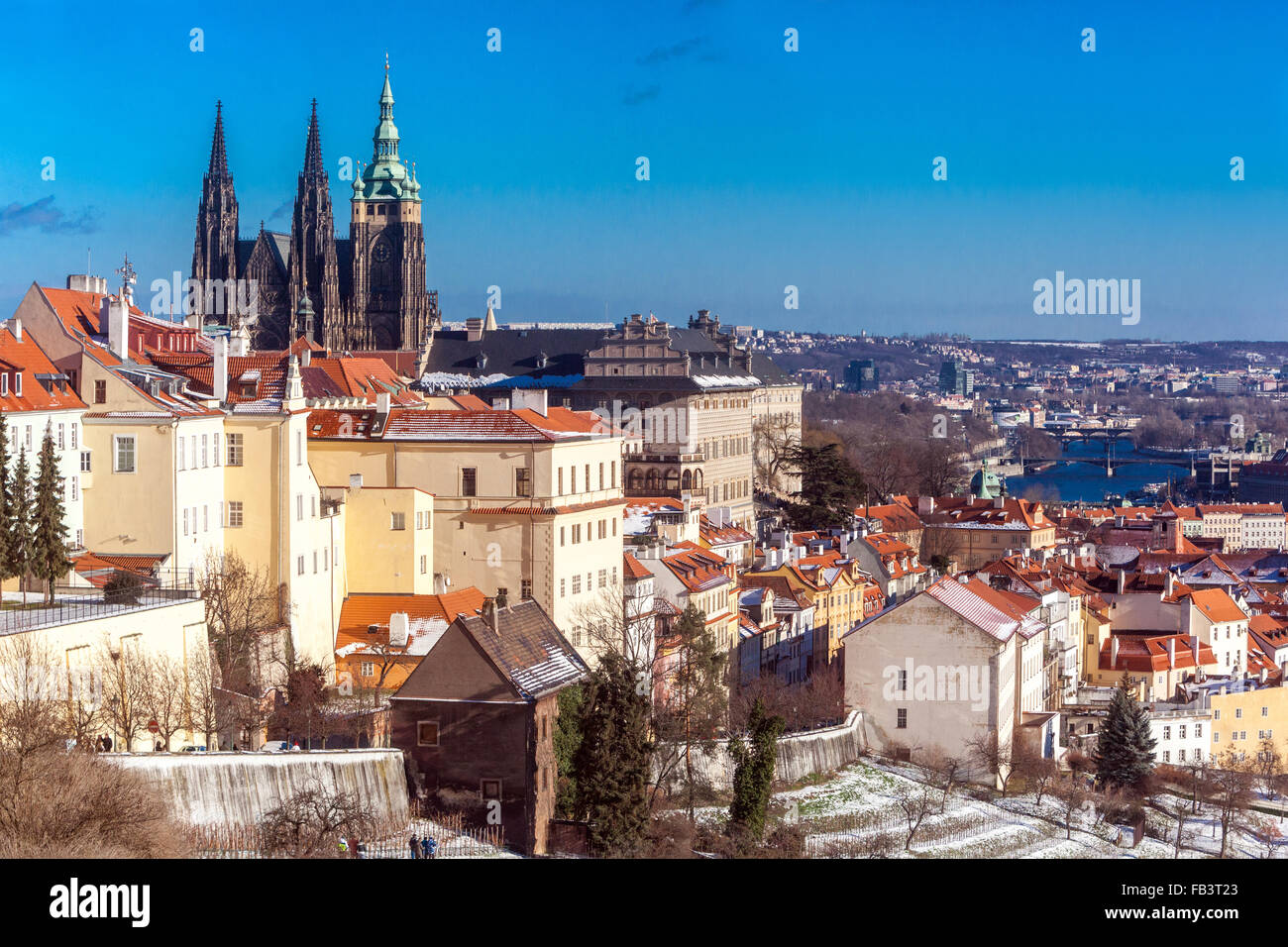 Vista del Castello di Praga in inverno Panorama Praga Repubblica Ceca Europa Castello di Praga scena invernale in una giornata di sole con vista sul Castello di Praga a Hradcany Foto Stock