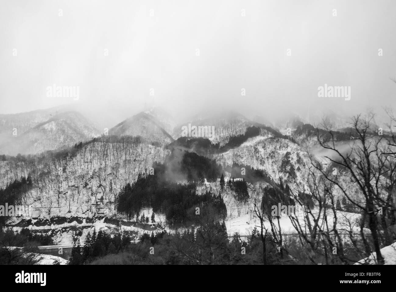 Villaggio con neve in montagna, Prefettura di Gifu, Giappone Foto Stock