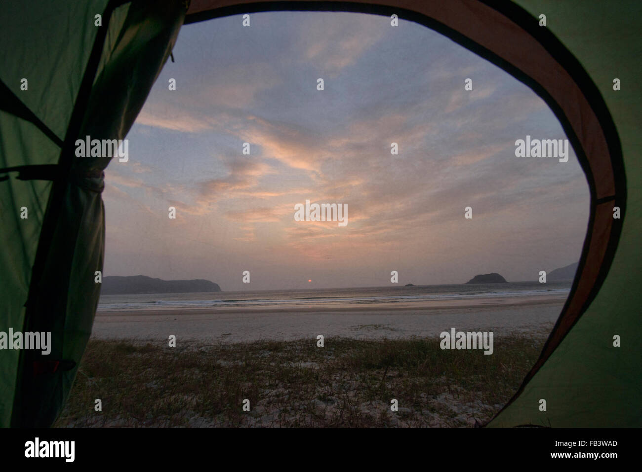 Alba sul vuoto lungo Tai Wan (Big Wave Bay beach, Sai Kung, Hong Kong Foto Stock