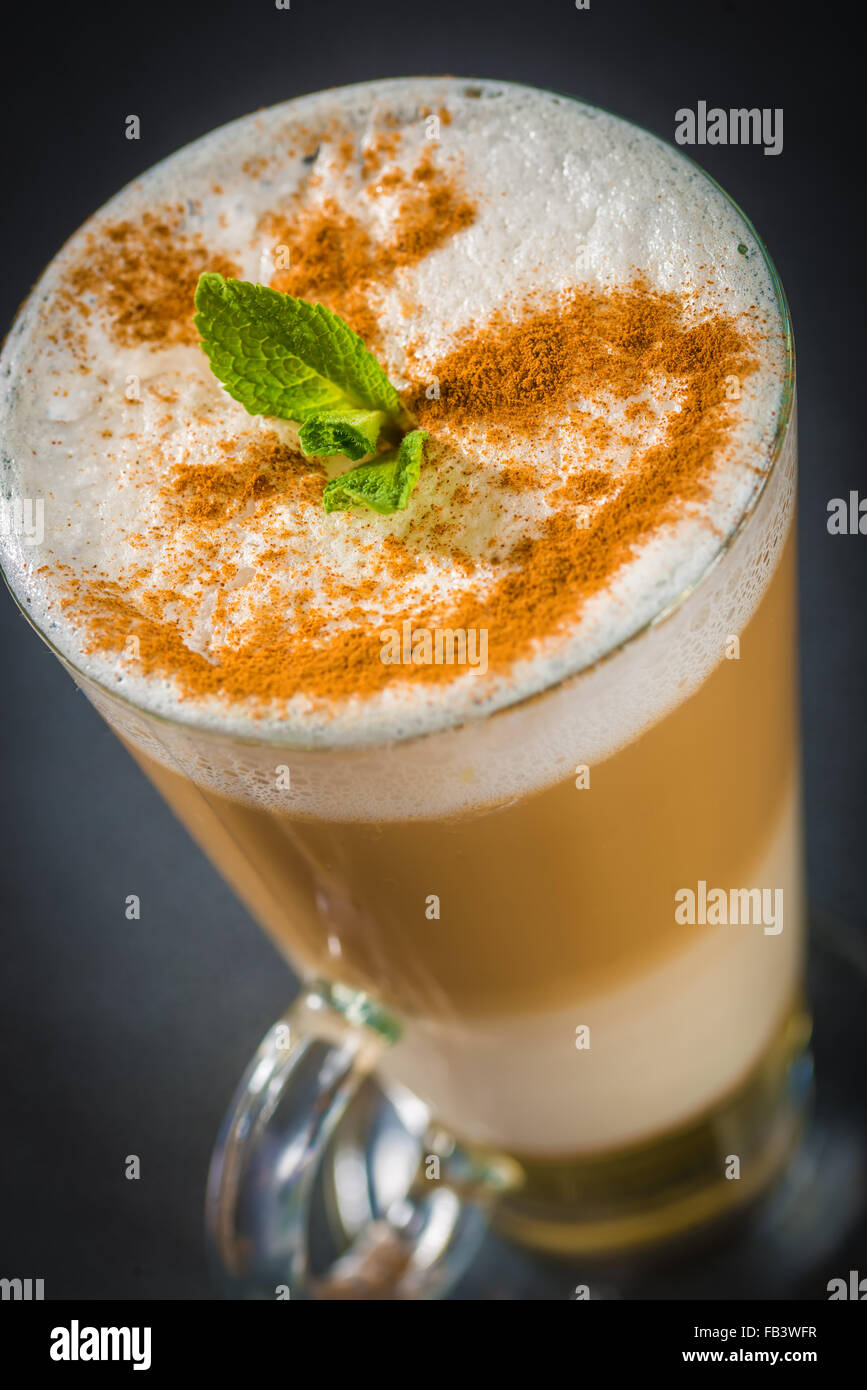 Latte cocktail con menta fresca Foto Stock