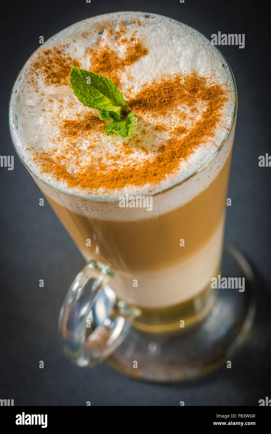 Latte cocktail con menta fresca Foto Stock