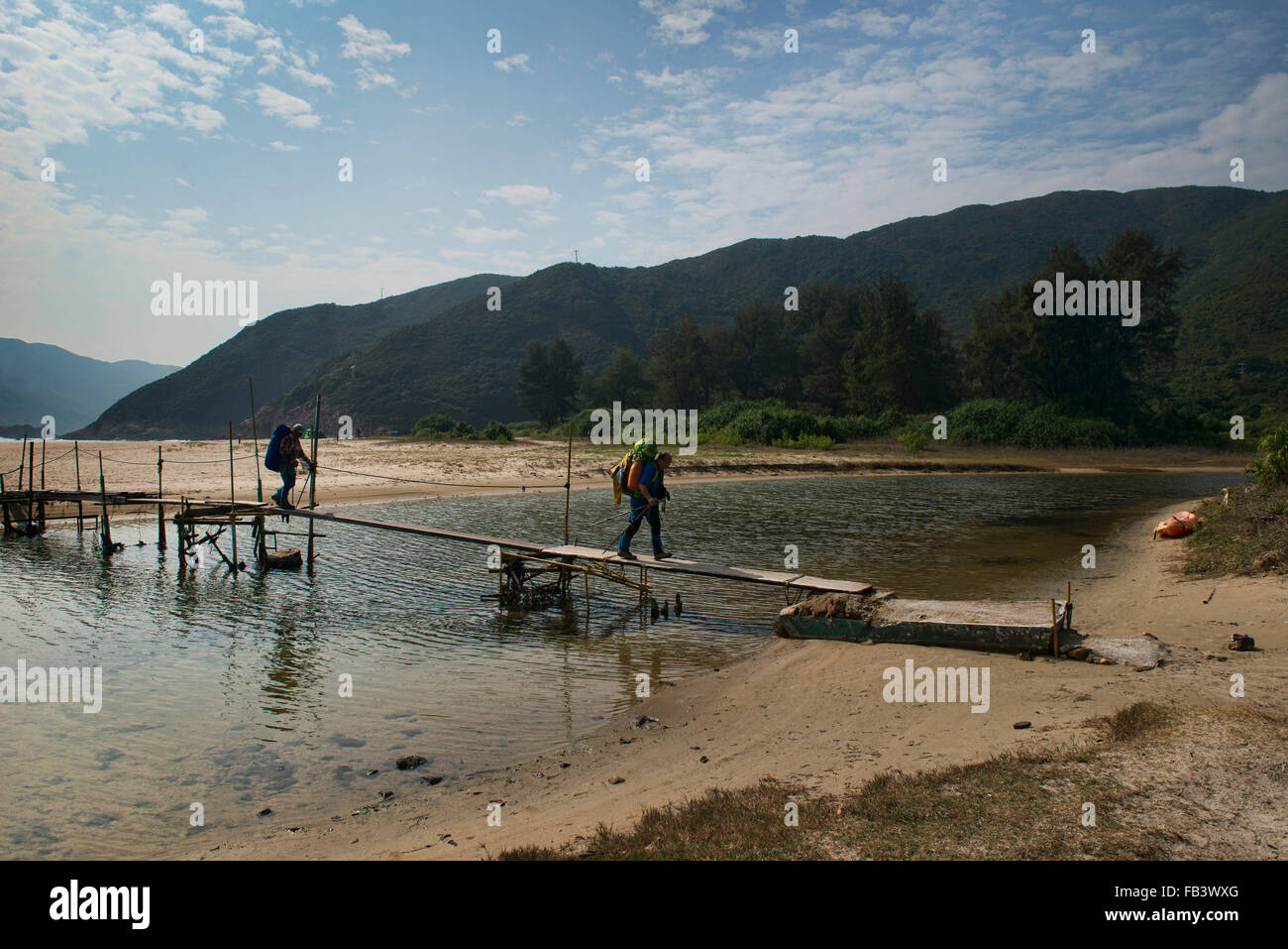 Trekking sul Sentiero MacLehose sopra prosciutto stagno spiaggia Wan, Sai Kung, Hong Kong Foto Stock