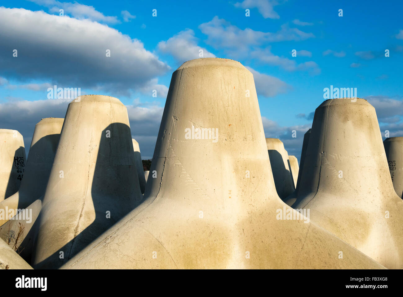 I blocchi di calcestruzzo per essere sceso lungo la costa per la protezione dello tsunami, Wajima, Penisola di Noto, Ishikawa Prefettura, Giappone Foto Stock