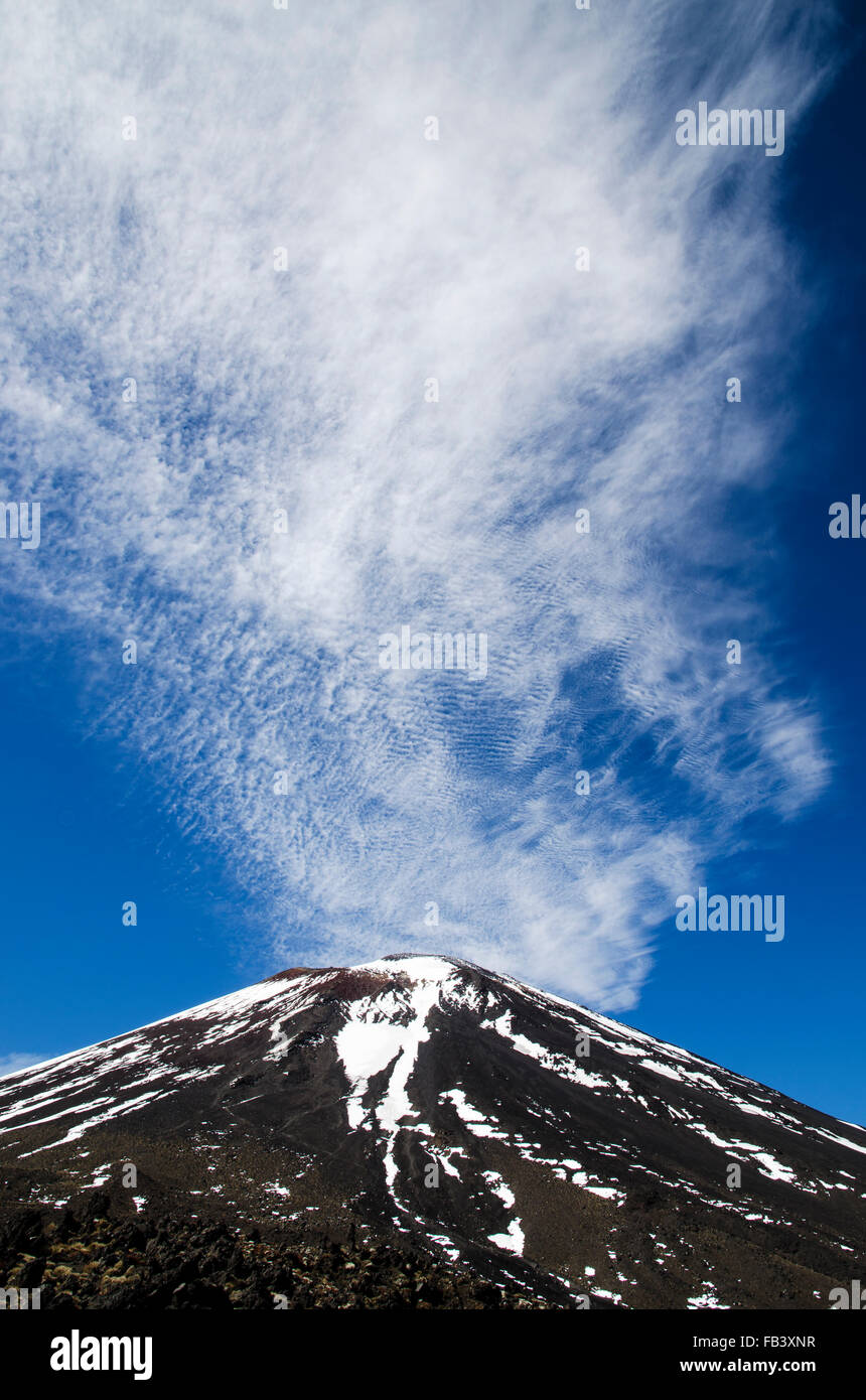 Nuvole il sollevamento dalla vetta del Monte Ngauruhoe Foto Stock