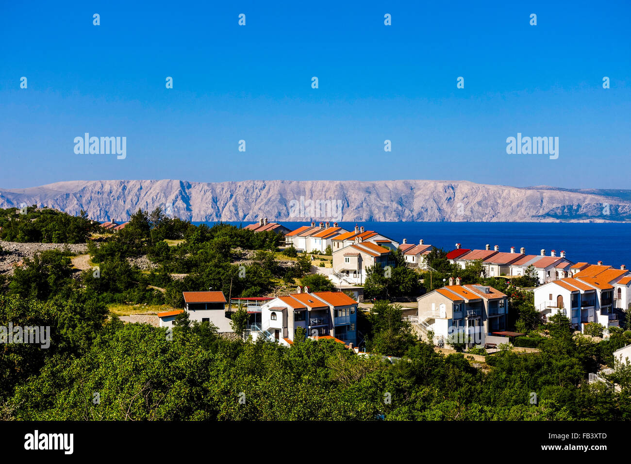 Novi Vinodolski, vista dell'isola di Krk, baia di Kvarn, Croazia Foto Stock