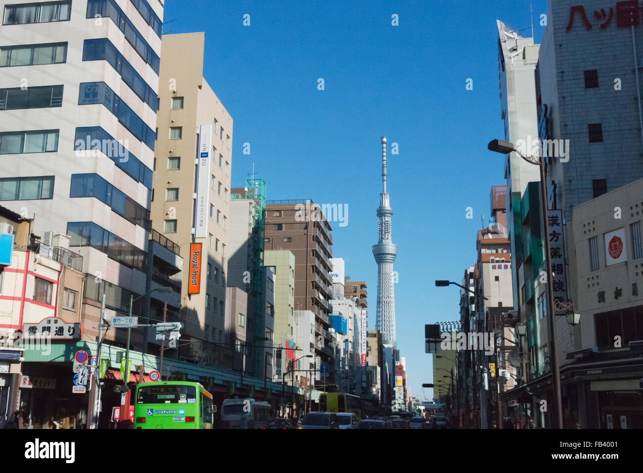 Alto edificio con Tokyo Sky Tree, Tokyo, Giappone Foto Stock