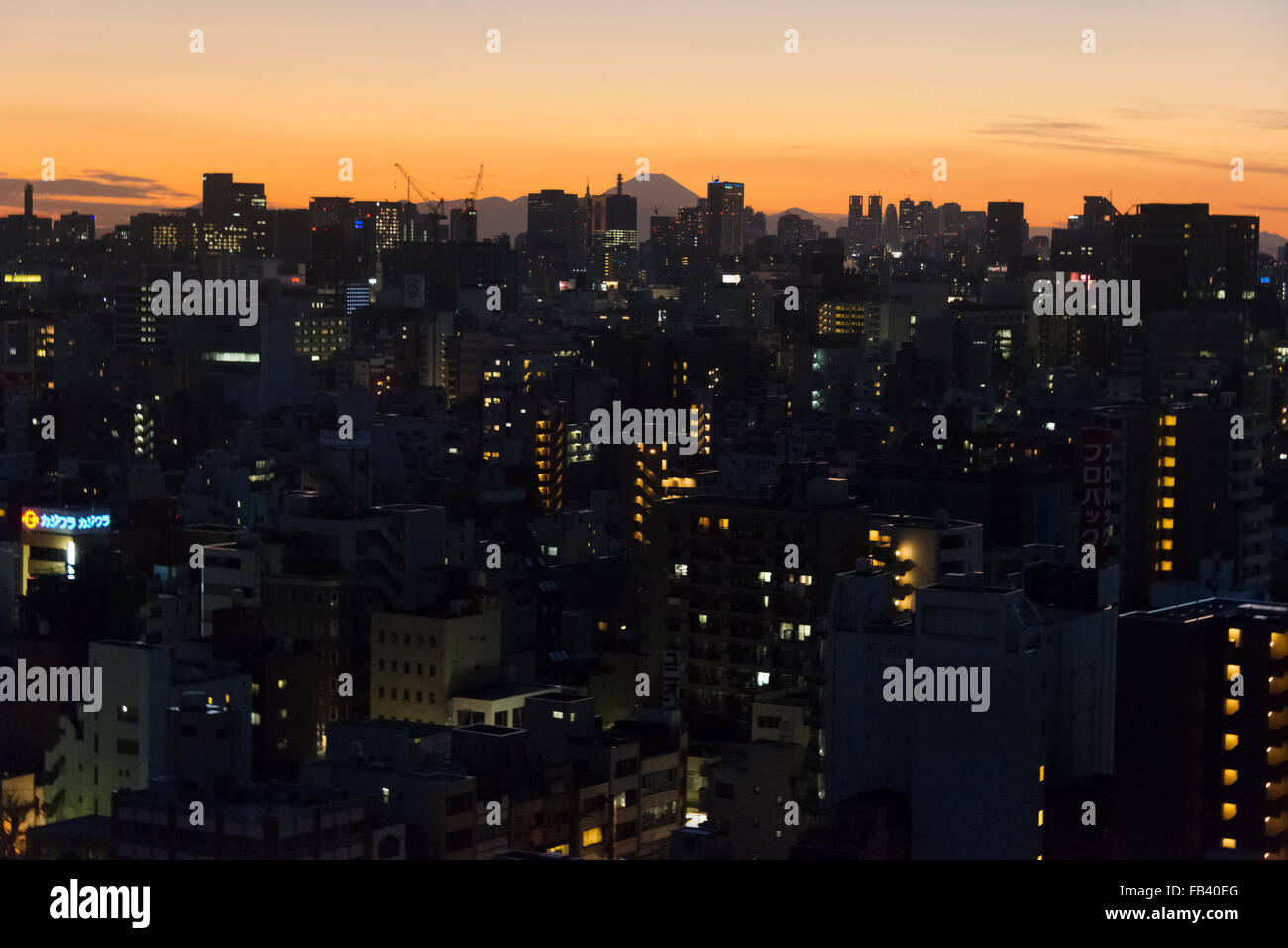 Skyline del centro al tramonto, Tokyo, Giappone Foto Stock