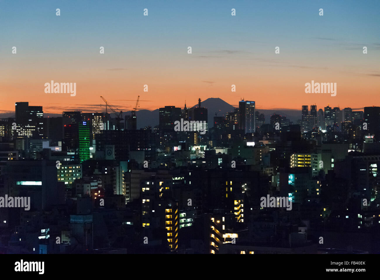 Skyline del centro al tramonto, Tokyo, Giappone Foto Stock