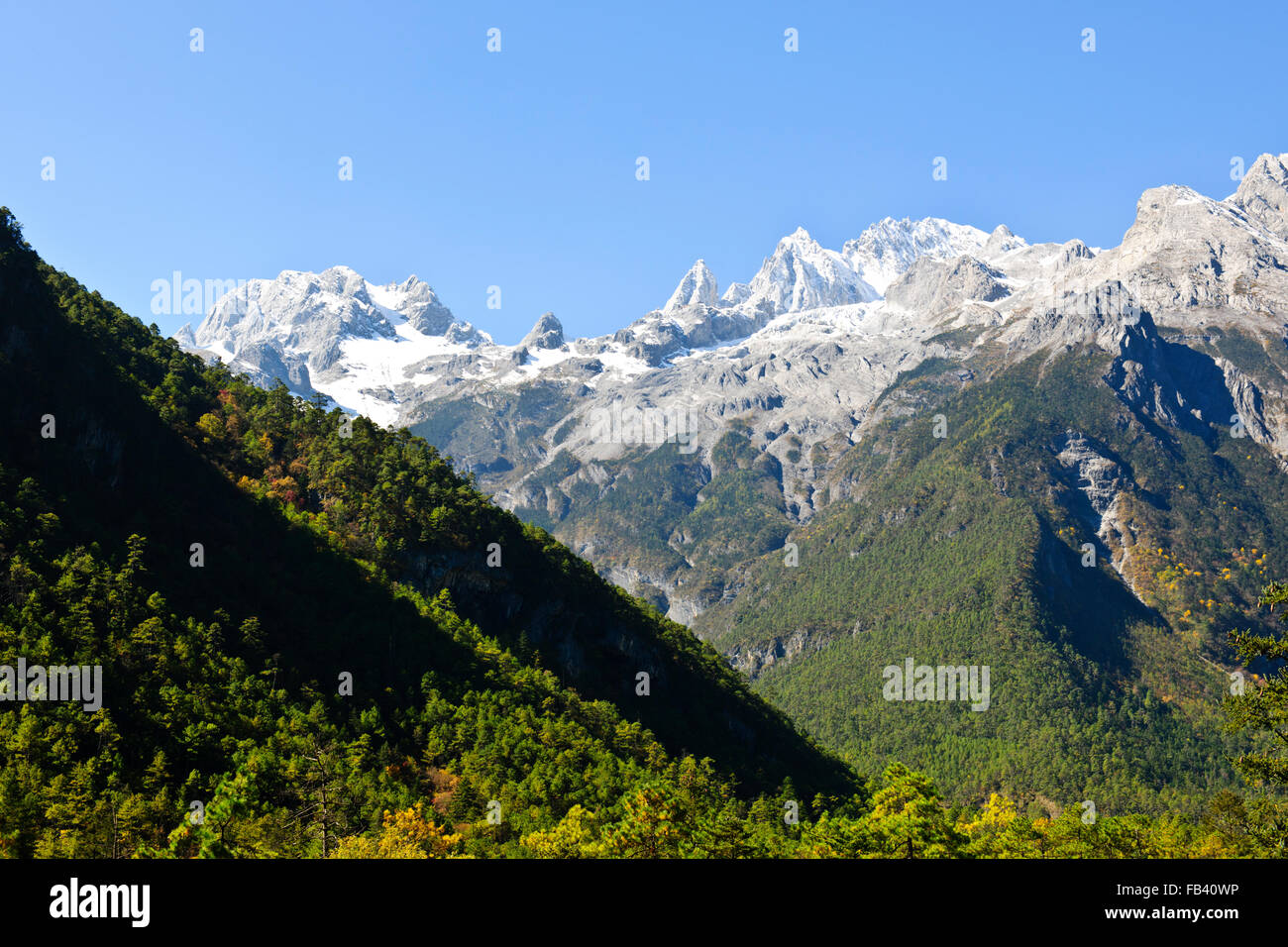 Jade Dragon Snow Mountain,popolare destinazione turistica con la Funivia,prati circondati da foreste e bandiere di preghiera,Fortuna fascino,nella provincia dello Yunnan,Cina Foto Stock