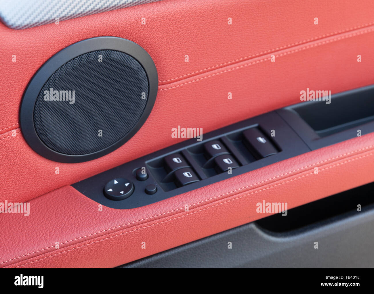 Pelle di colore rosso in un auto interno Foto Stock