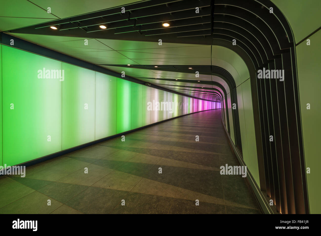 Un tunnel pedonale dispone di un LED integrato lightwall e collegamenti St Pancras International e King's Cross St Pancras Foto Stock