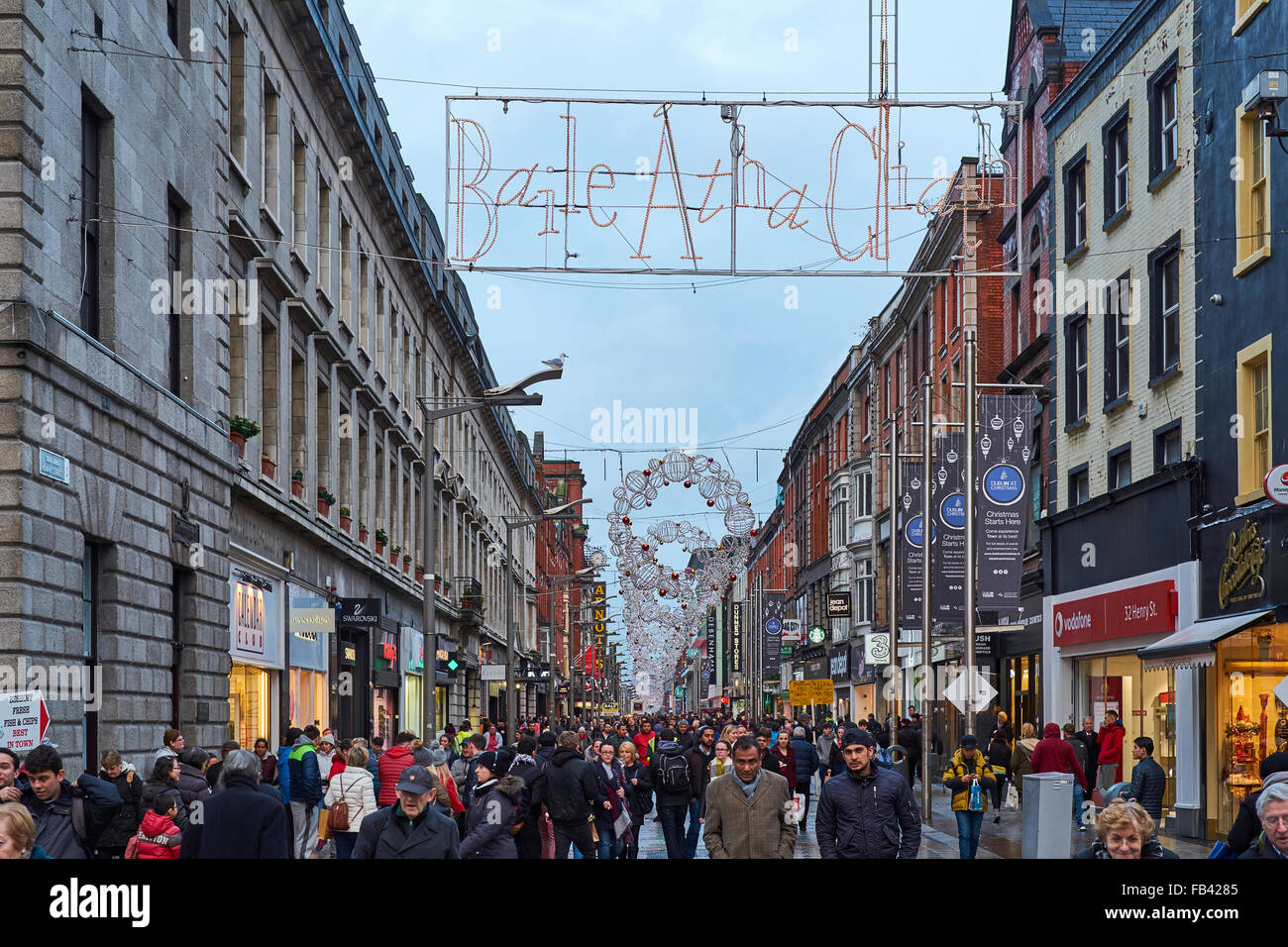 Dublino, Irlanda - 05 gennaio: Occupato Henri strada piena di pedoni dopo la pioggia. Il segno legge "Baile Átha Cliath', irlandese ce Foto Stock