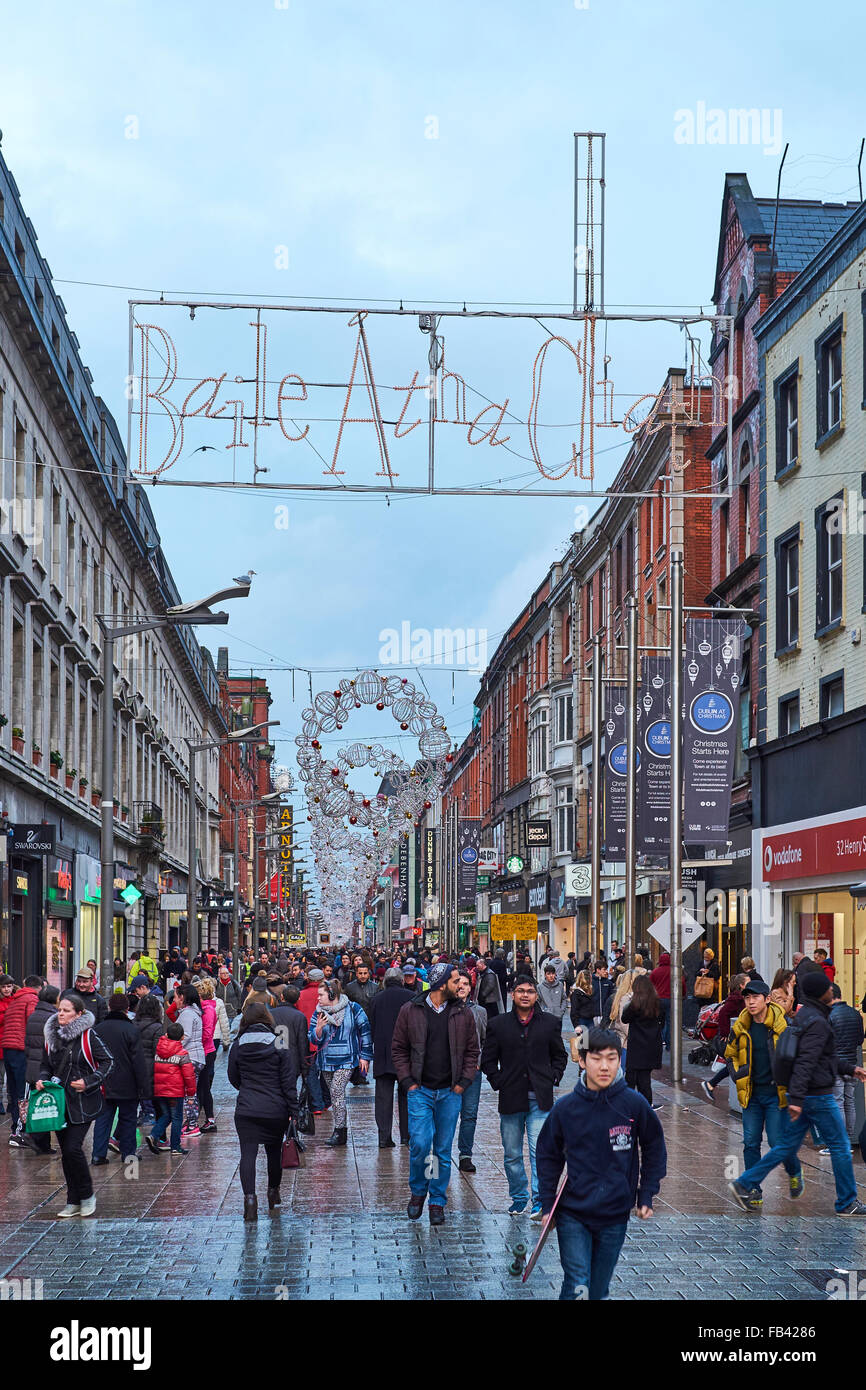 Dublino, Irlanda - 05 gennaio: Occupato Henri strada piena di pedoni dopo la pioggia. Il segno legge "Baile Átha Cliath', irlandese ce Foto Stock