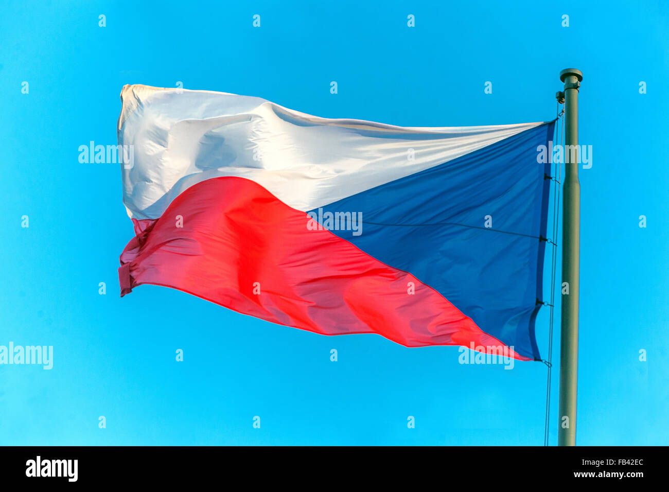 Bandiera ceca al vento su un pennone, Repubblica Ceca Foto Stock