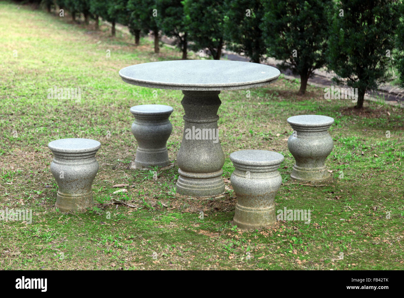 Si tratta di una foto di una pietra tavolo rotondo in un parco o giardino al di fuori o all'aperto Foto Stock