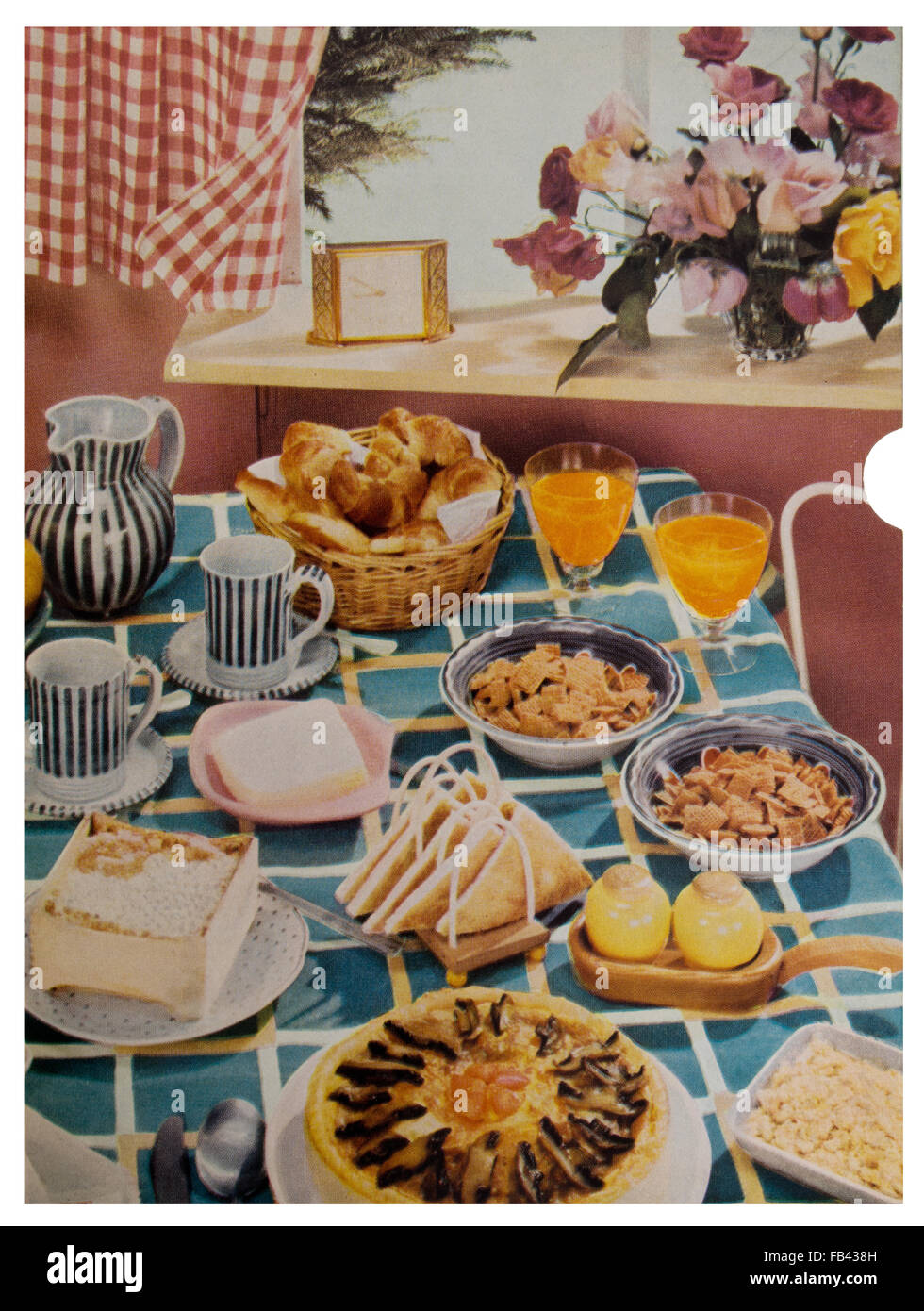 Tavolo per la colazione, apparentemente. Stampa dal 1957 edizione del libro di buone condizioni di ordine e pulizia. Foto Stock