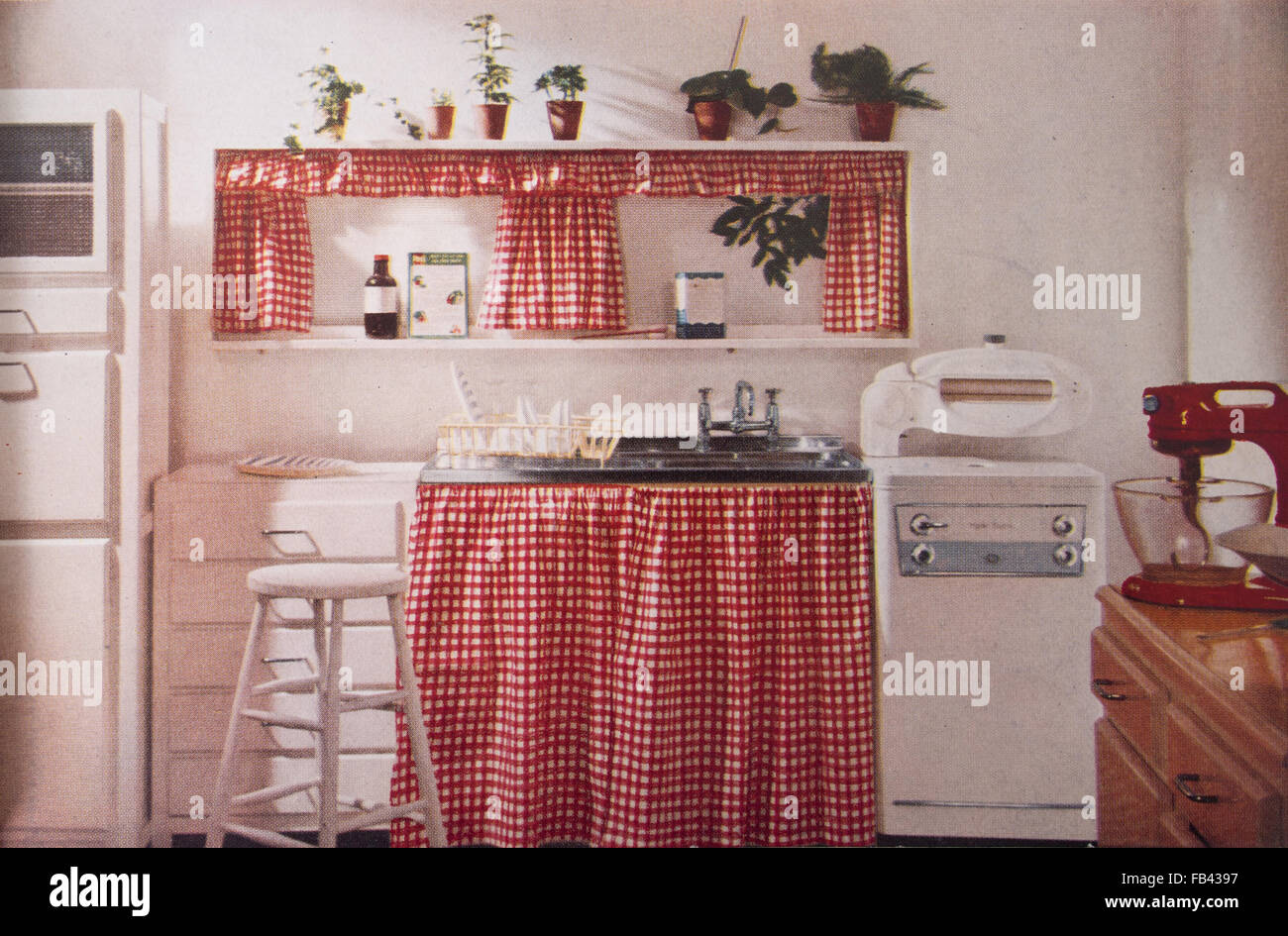 Cucina con rosso Gingham e strizzatore. Stampa da 1957b edizione del libro di buone condizioni di ordine e pulizia. Foto Stock