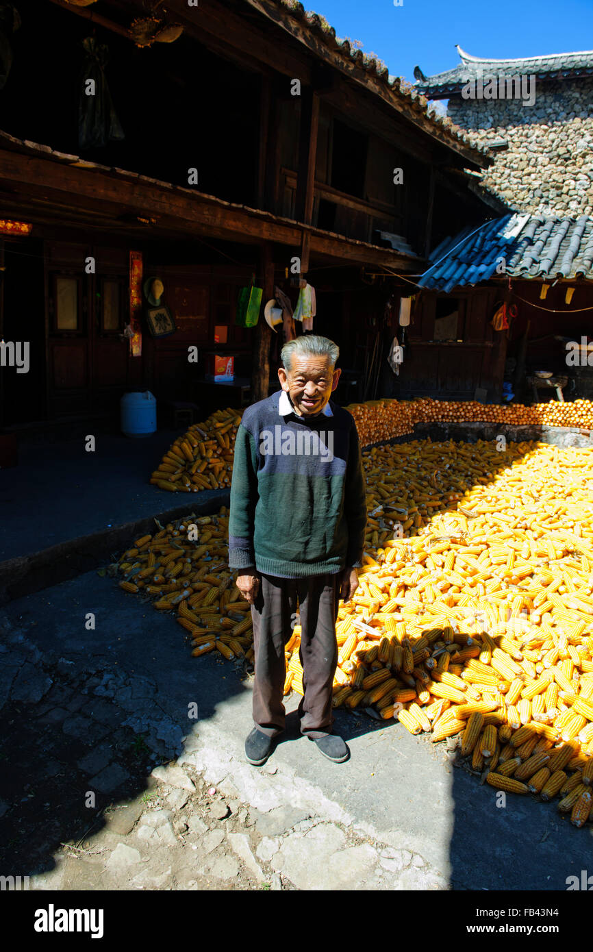 Villaggio Baisha,Mais, essiccazione,paesani,cortili,Arts,fatto a mano rame battuto objects,Lijiang,Yunnan,PRC,Repubblica Popolare,Cina Foto Stock