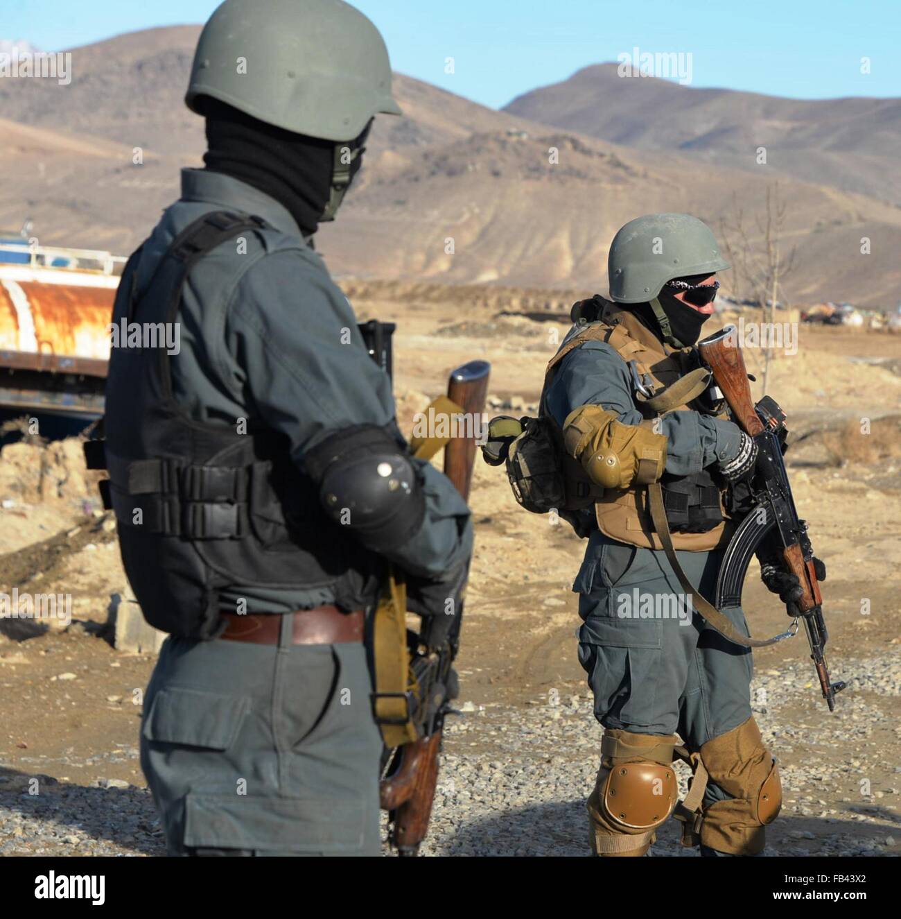 Wardak, Afghanistan. Il 9 gennaio, 2016. Poliziotti afghani guardia durante una operazione militare nella provincia di Wardak, est dell'Afghanistan, Gen 9, 2016. Unità di esercito nazionale afghano durante la repressione contro i militanti attraverso il conflitto-ridden paese hanno ucciso 30 ribelli armati e ferito altri 15 negli ultimi 24 ore, il Ministero della Difesa ha detto in una dichiarazione rilasciata il sabato. © Sayed Mominzadah/Xinhua/Alamy Live News Foto Stock