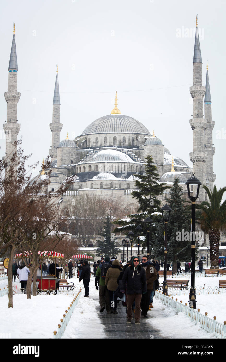 La Moschea Blu di Istanbul catturato in un giorno di neve nel gennaio 2016. Foto Stock