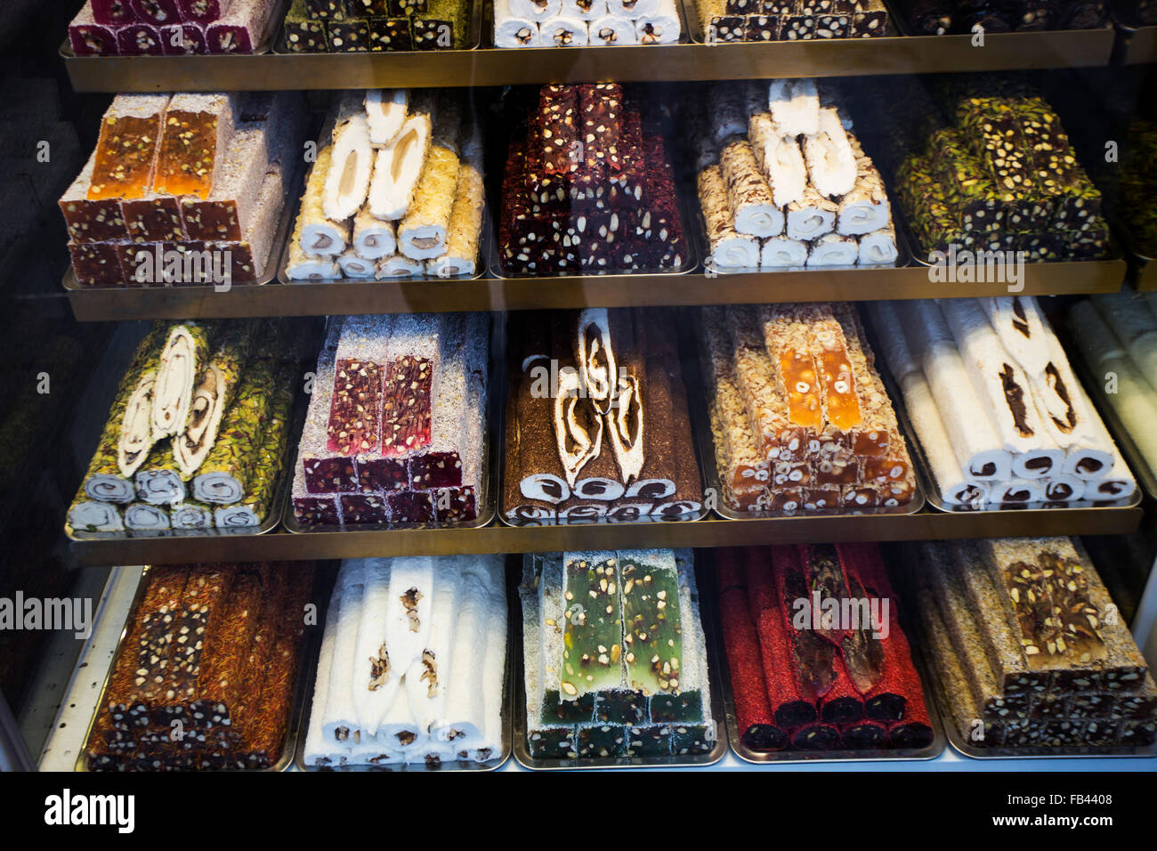 Ripiani piena di colorati delizia turca in una vetrina di Istanbul Foto Stock
