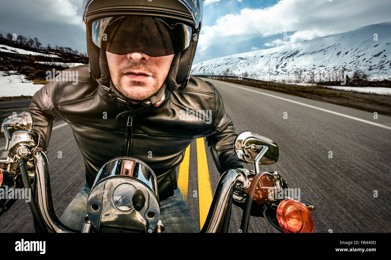 Biker in casco e giacca di pelle racing su strada. Foto Stock Biker in casco e giacca di pelle racing su strada. Foto Stock