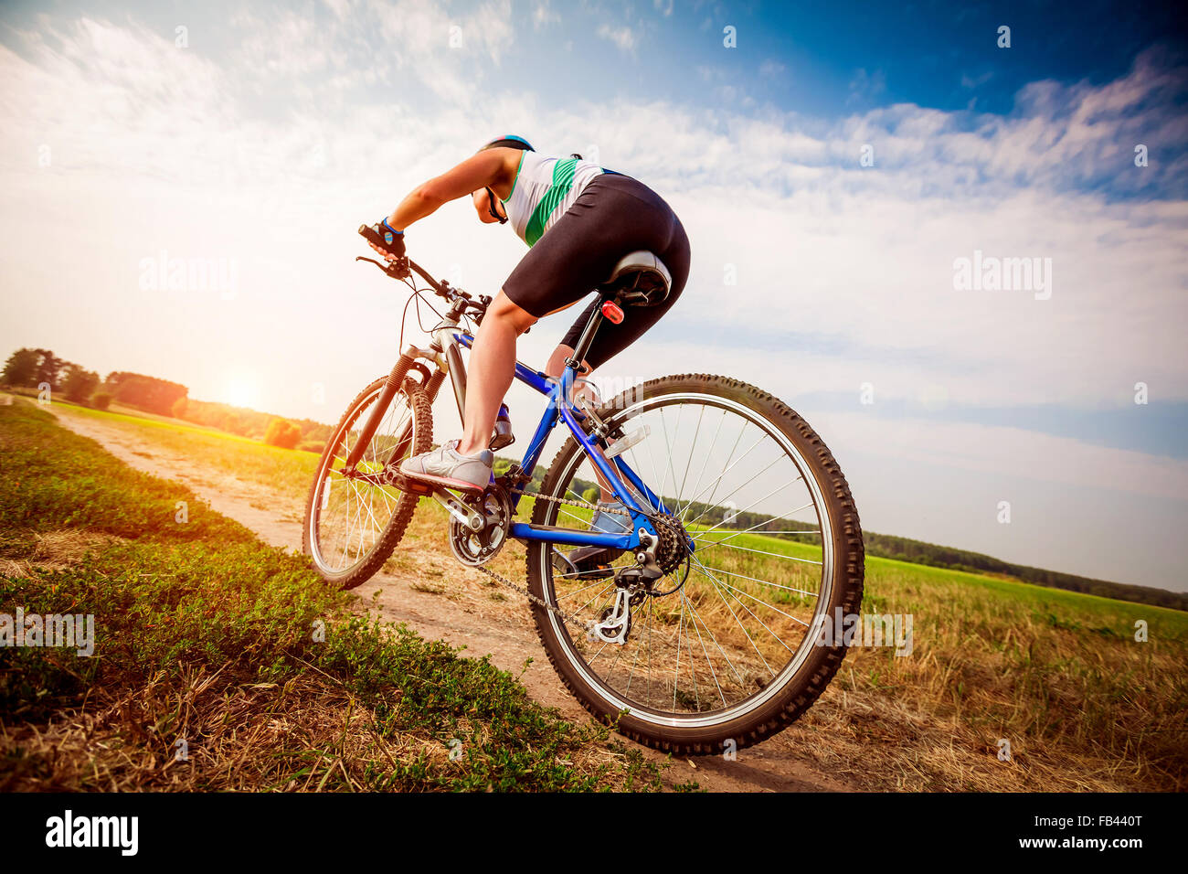 Le donne sulla natura di una corsa in bicicletta Foto Stock