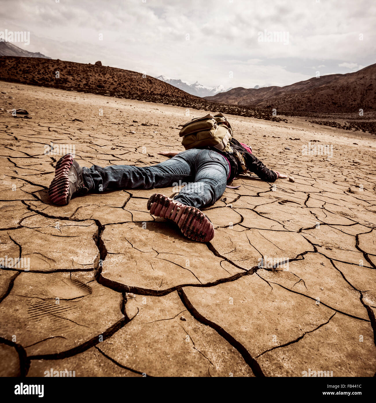Viaggiatore giace sulla massa secca Foto Stock