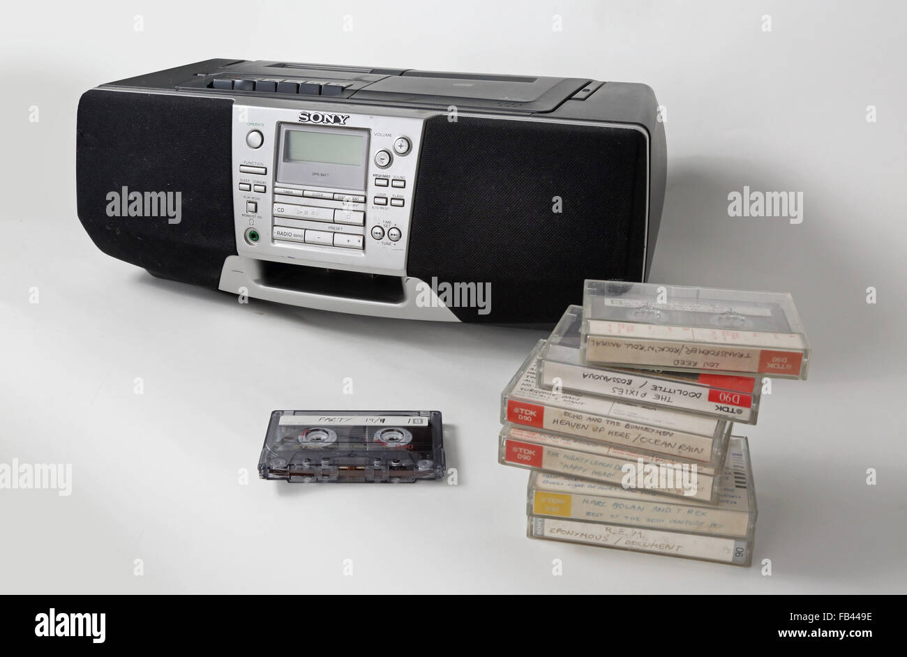 Registrati Home cassetta nastri impilati nella parte anteriore di uno stile anni '90 cassette, radio e lettore CD Foto Stock