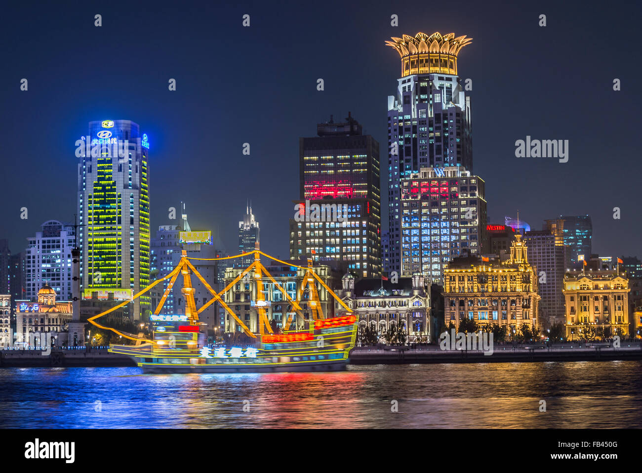 Il Bund dal fiume al tramonto, Shanghai, Cina. Foto Stock