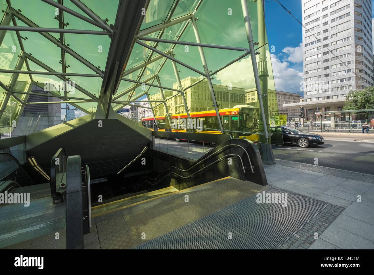 Ingresso alla Metropolitana di Varsavia stazione ferroviaria, con il bus e il trasporto su strada adiacente, Varsavia, Polonia Foto Stock