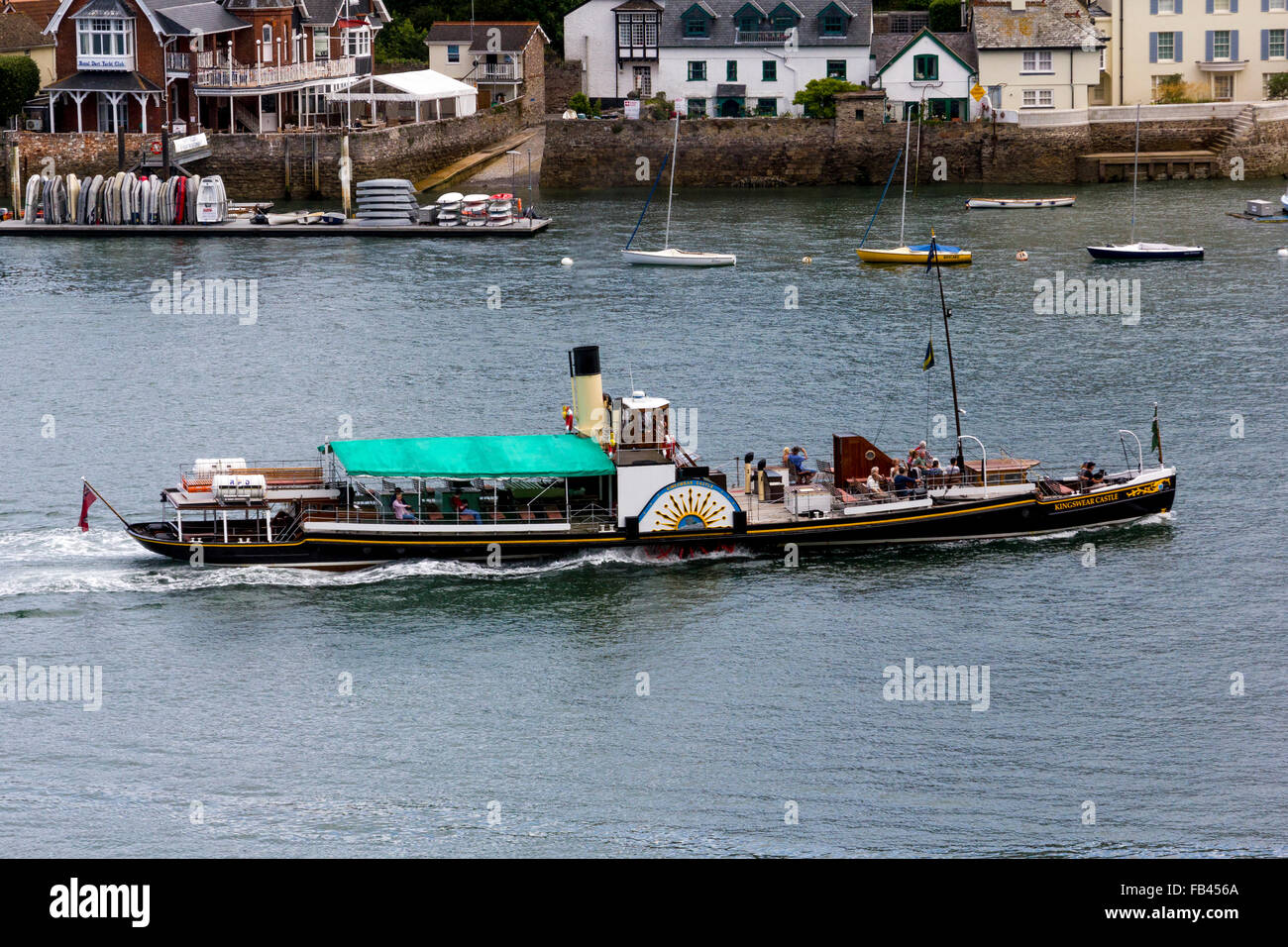 Il castello di Kingswear vaporizzatore passeggero passando il Dart Royal Yacht Club di dirigersi verso il centro storico castello: Dartmouth, Devon Foto Stock