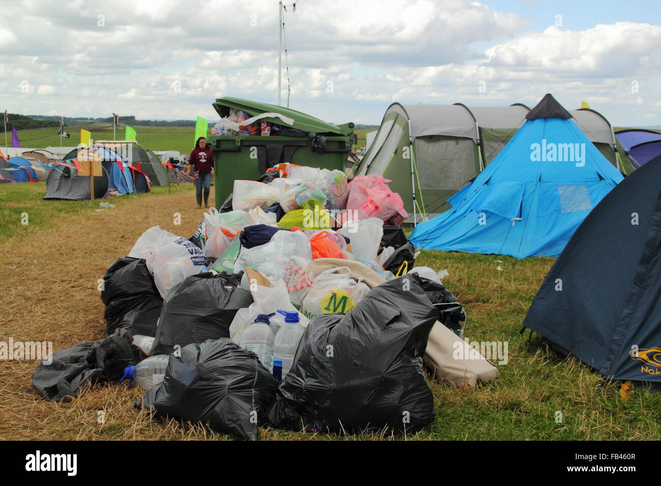 Trabocca di rifiuti provenienti da un cassonetto da i frequentatori del festival' tende il giorno finale della Y non festival, Pikehall, Derbyshire Foto Stock