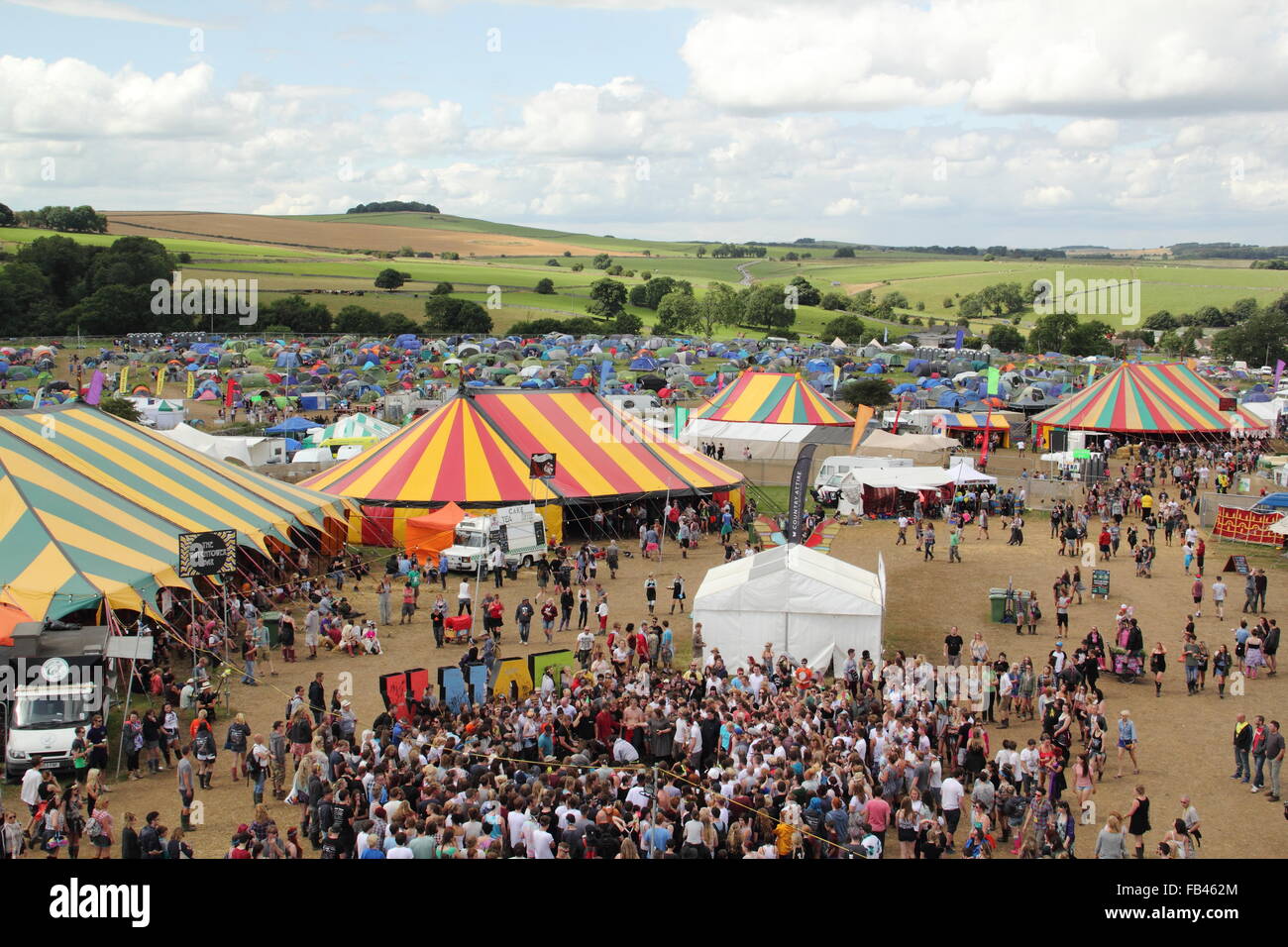 Vista ad alto angolo del festival di musica Y Not a Pikehall, Derbyshire Inghilterra Regno Unito Europa Foto Stock