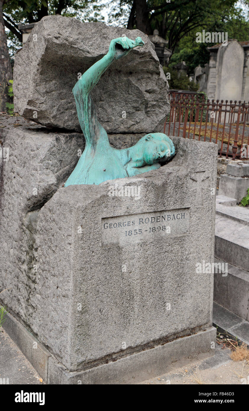 La tomba di Georges Rodenbach, il belga Poeta simbolista e romanziere, nel cimitero di Père Lachaise, Parigi, Francia. Foto Stock