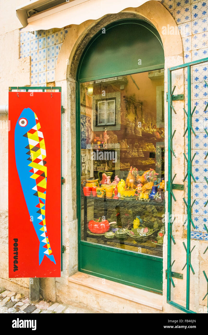 E il suo artigianato tipico degli oggetti in una finestra del negozio, Lisbona, Portogallo Foto Stock