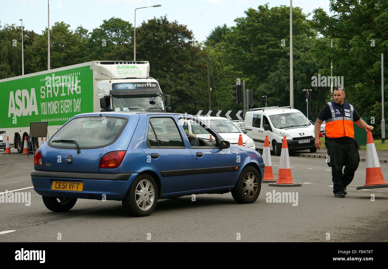 Ufficiale sportivo che causa il traffico choas a causa della corsa ciclistica Velothon evento che si svolge nella città di Newport South Wales GB UK 2015 Foto Stock