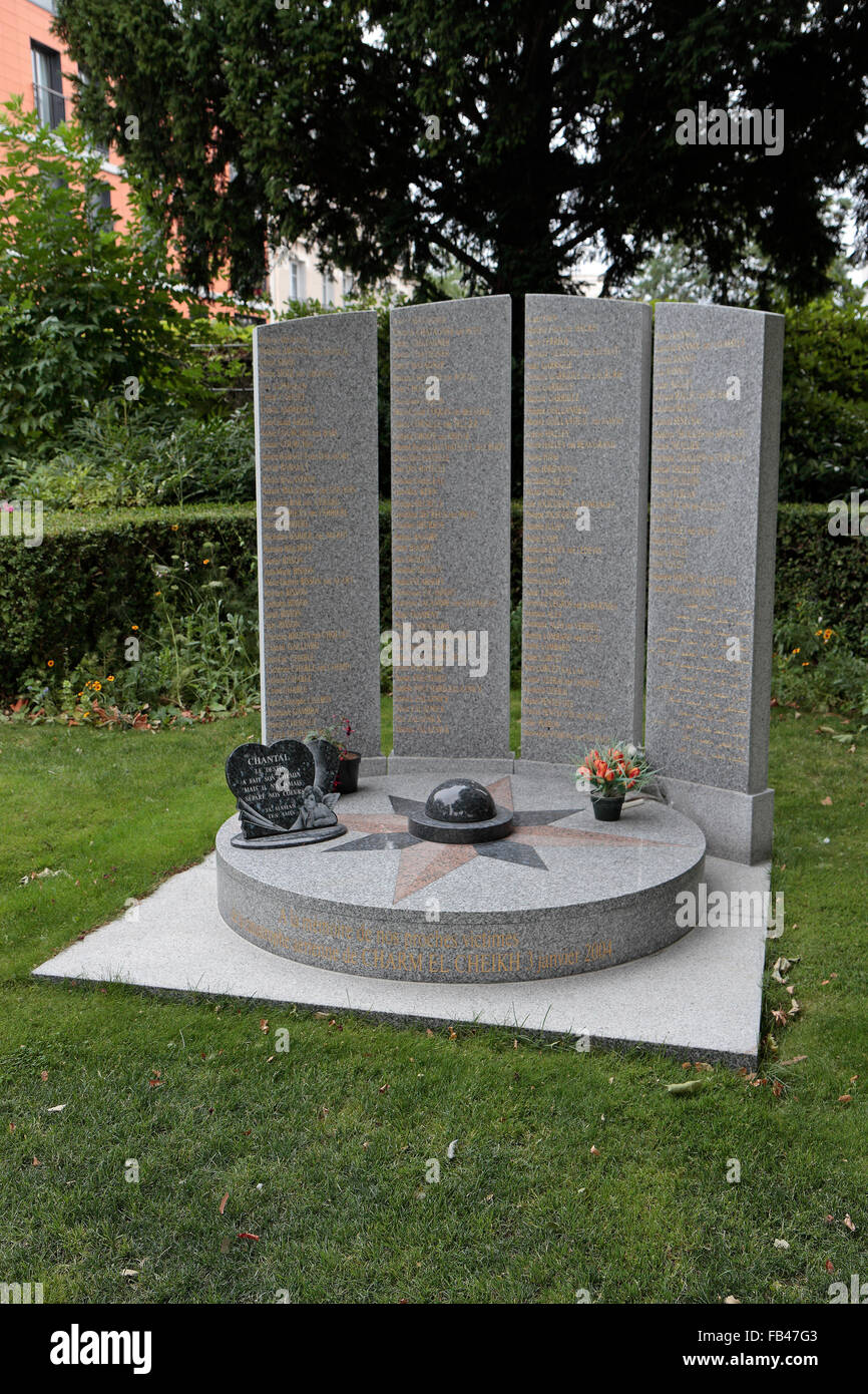 Memoriale per le vittime francesi del 2004 un incidente aereo di Sharm el-Sheikh in Egitto, il Cimitero di Père Lachaise, Parigi, Francia. Foto Stock