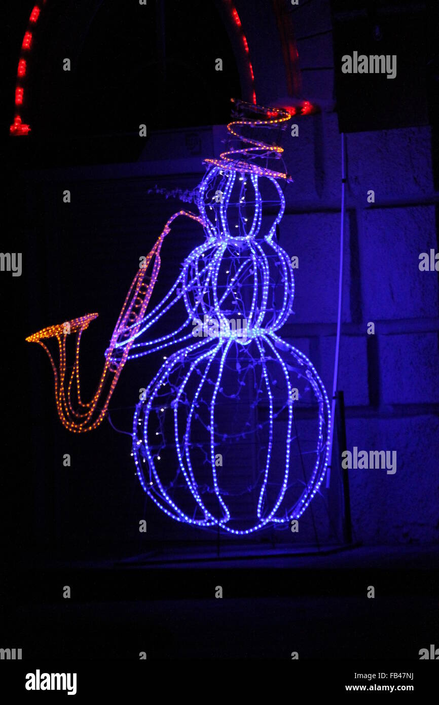 Pupazzo di neve blu da brillare garland giocare al sassofono decorazione per vacanze invernali Foto Stock