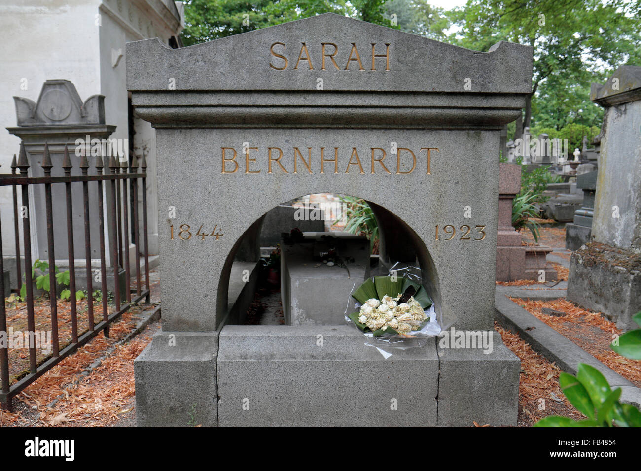 La tomba di Sarah Bernhardt, una tappa francese e attrice cinematografica nel cimitero di Père Lachaise, Parigi, Francia. Foto Stock