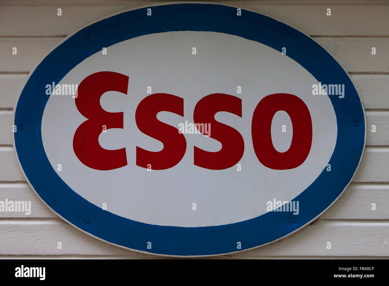 Vecchia insegna Esso sulla parete Foto Stock