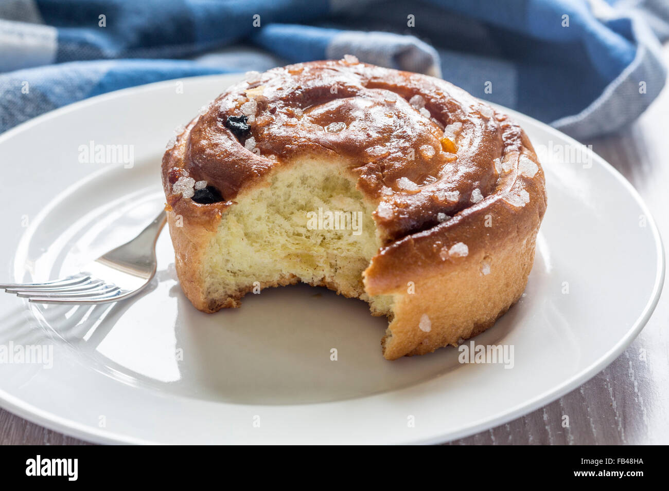 Chelsea Bun su una piastra bianca Foto Stock