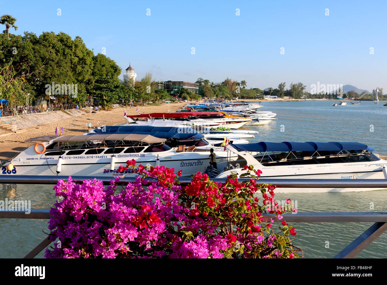 Thailandia Phuket Chalong motoscafi in attesa di prendere i visitatori per le isole di Phuket Adrian Baker Foto Stock
