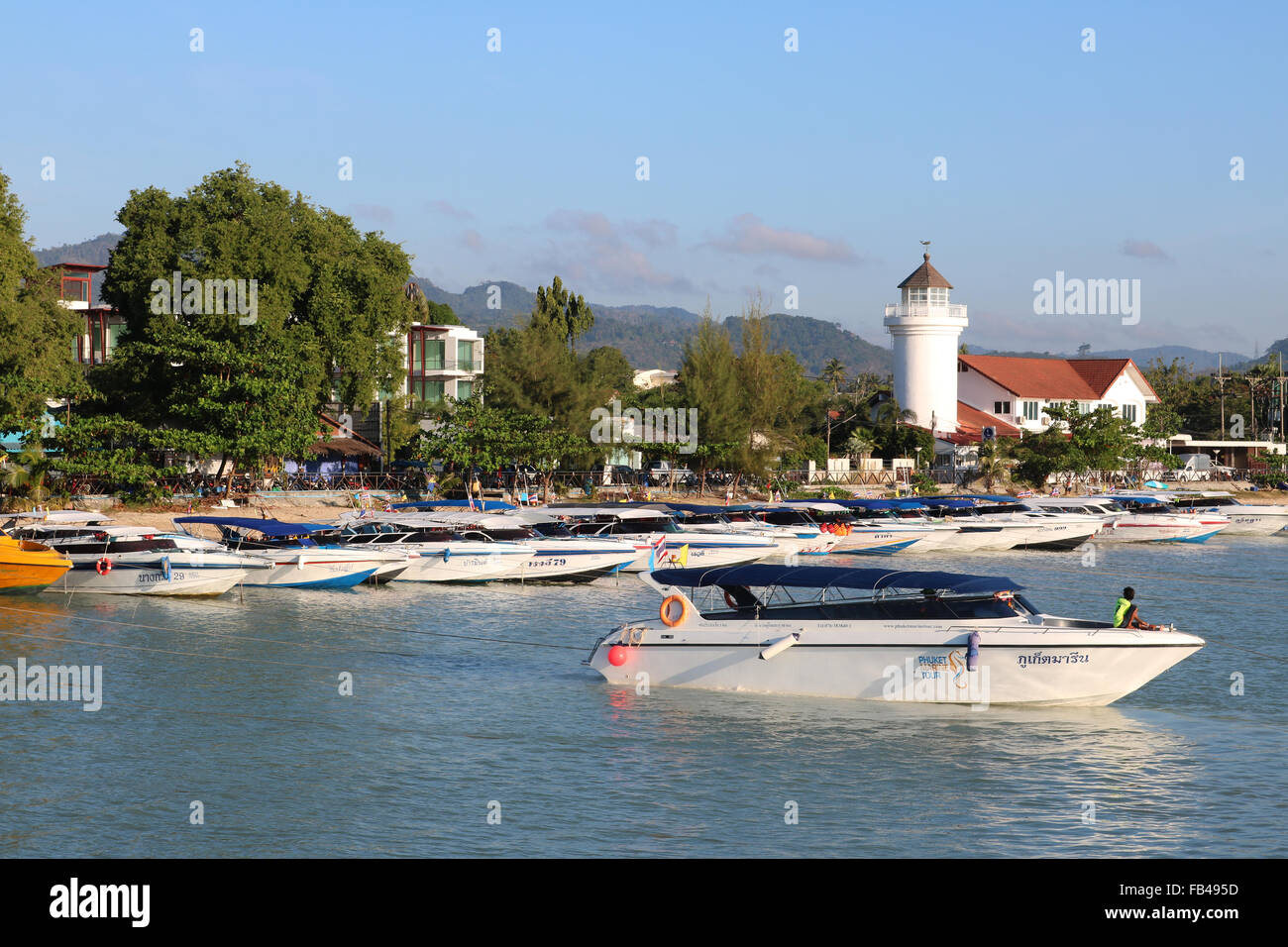 Thailandia Phuket Chalong motoscafi in attesa di prendere i visitatori per le isole di Phuket Adrian Baker Foto Stock