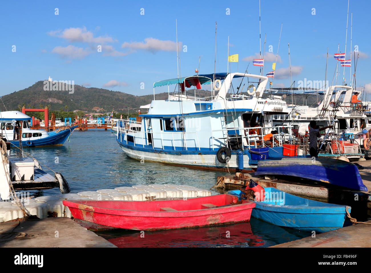 Thailandia Phuket Chalong barche per immersioni presso la Chalong pier Adrian Baker Foto Stock